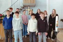 Quelle: Ev. Kirchengemeinde Haßmersheim - Hochhausen - Neckarmühlbach Gruppenbild der Konfirmanden in der Kirche
