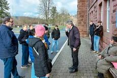 Konfirmandengruppe mit Pfarrer Lallathin in der Johannes Diakonie Mosbach