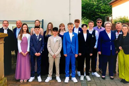Gruppenfoto der Konfirmandinnen und Konfirmanden 2026 in Haßmersheim